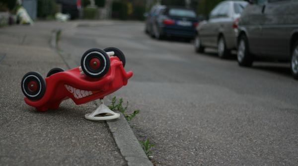 Cascadorii râsului în Capitală: O firmă de salubritate a stropit strada cu o substanță alunecoasă și mai multe mașini s-au ciocnit