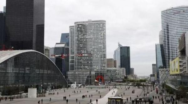 Paris. Un cartier de afaceri, evacuat după ce a fost observat un bărbat înarmat