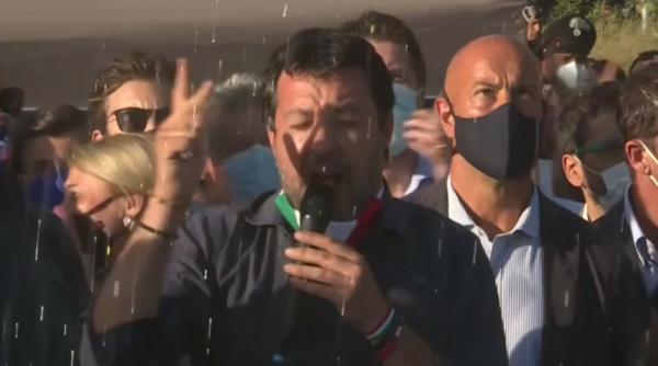 Salvini, atacat cu ouă la Mondragone, focarul de coronavirus unde sunt și români: „Există niște idioți în centrele sociale“ (VIDEO)