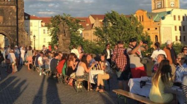 Cehii „și-au luat adio” de la coronavirus cu o petrecere imensă
