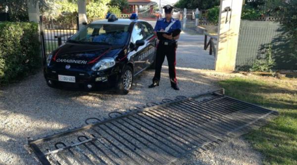 Italia. Un român înarmat a intrat cu mașina în casa fostei soții. Carabinierii, uimiți de ce au găsit în portbagaj