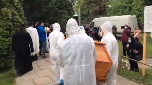 Rudele unui român mort de Covid-19 au dezgropat sicriul sigilat: Scandal și dosare penale