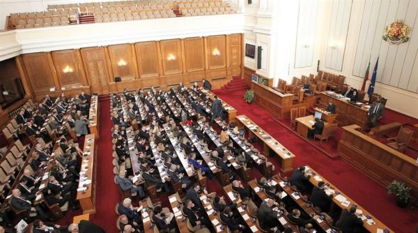 Bulgarii nu se joacă: Parlamentarii, AMENDAȚI pentru că nu au purtat măști