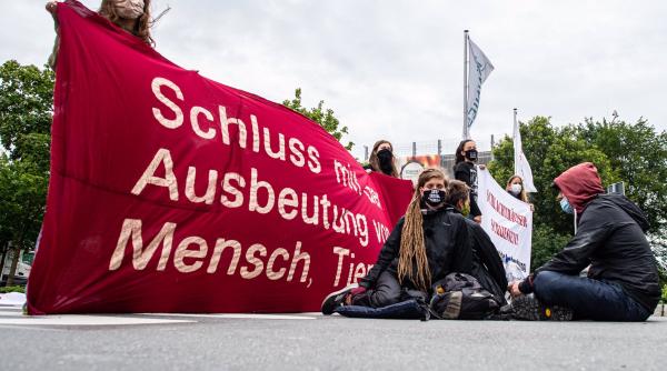 Germania. PROTESTE la o fabrică a companiei Toennies, după focarul de la abatorul din Guetersloh: "Opriţi exploatarea oamenilor şi animalelor"