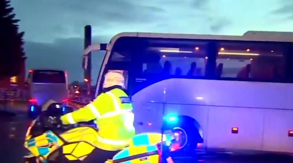 Autocar cu pasageri, LOVIT de un autoturism. Un român de numai 20 de ani a MURIT