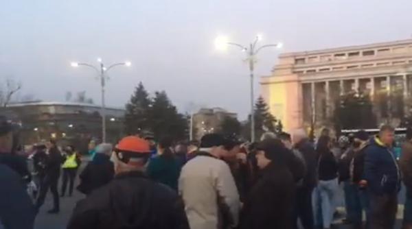 Asociaţiile de pensionari ameninţă cu PROTESTE dacă Guvernul nu creşte pensiile cu 40%