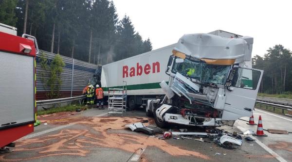 Germania: Șofer român de TIR, grav accident de circulație cu alte două camioane