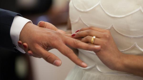 Autoritățile ar putea da undă VERDE la nunți în România: 150 de invitați afară, 50 în interior