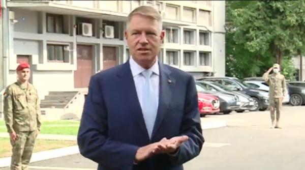 Iohannis: „Suntem într-o situaţie complicată. Nu lăsaţi garda jos. Este în joc viaţa voastră“