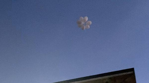 Italia. Nor de baloane albe în Calendasco. Întreaga comunitate și-a luat adio de la Ezechiel, copilul român înecat în piscină 