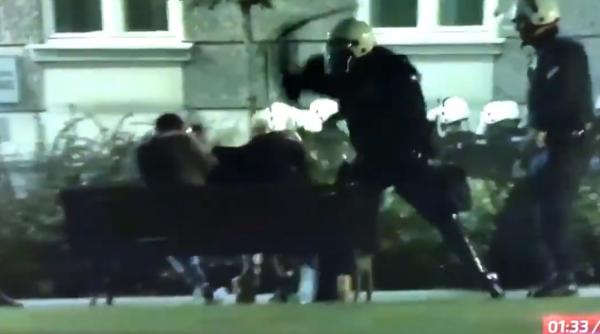 PROTESTE în Serbia. Oameni bătuţi de jandarmi când stăteau pe o bancă. ZECI de manifestanţi arestaţi - VIDEO