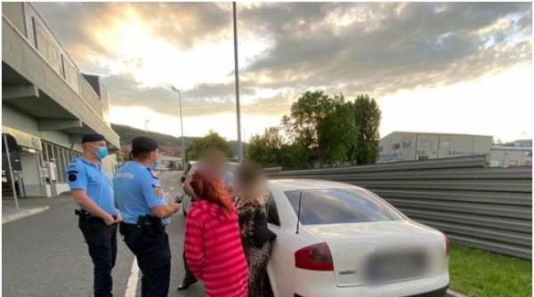 Români, recent veniţi din Suedia, și-au trimis copilul la cerșit: Îl vegheau dintr-un bolid de lux