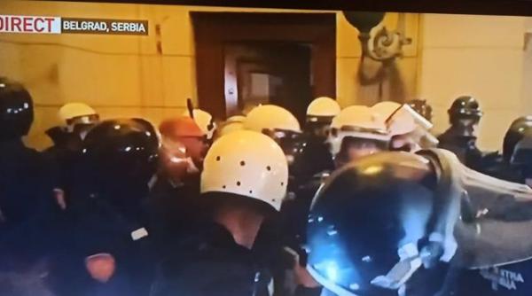 Serbia. Protestatarii violenți au intrat în Parlament. Situație explozivă (video)