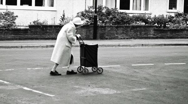  260.000 de pensionari români vor primi tichete de masă electronice. Condițiile de acordare