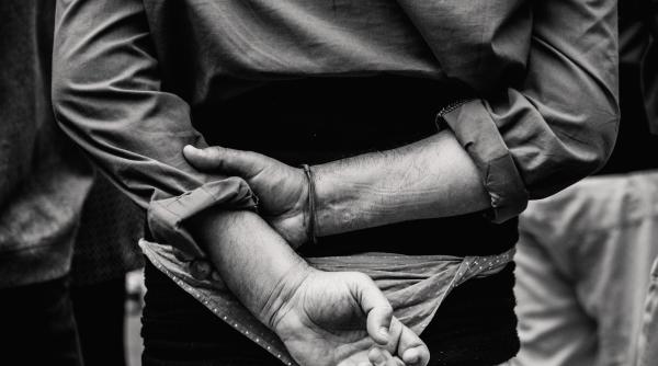 Italia. Îngrijitor român, ARESTAT. Timp de 2 ani a bătut bătrânul și îl lăsa singur pentru a merge să bea