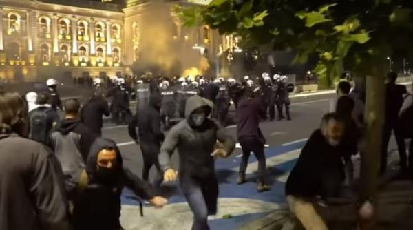 Serbia. După manifestaţiile violente, guvernul de la Belgrad renunţă la reimpunerea restricţiilor 