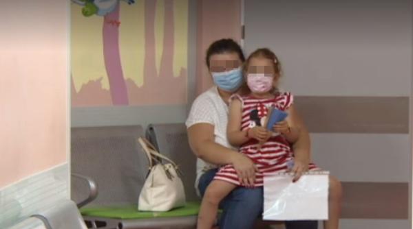 Tot mai mulți copii români se infectează cu COVID-19. Ce îi sfătuiesc medicii pe părinți