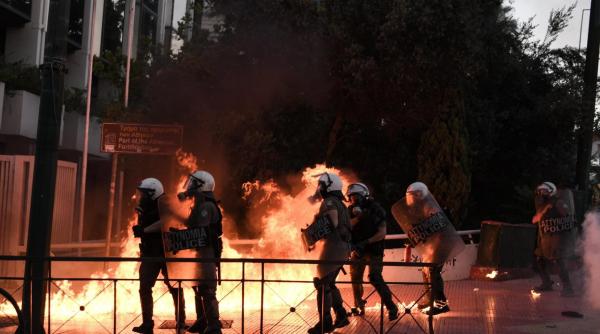 Grecia. Protestatari ARESTAŢI la Atena după ciocnirile violente cu autorităţile  - VIDEO