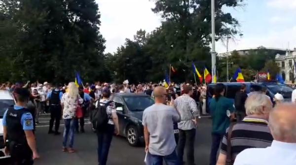 Protest "FĂRĂ MASCĂ" în Piața Victoriei. Oamenii strigă: "Demisia!"-VIDEO