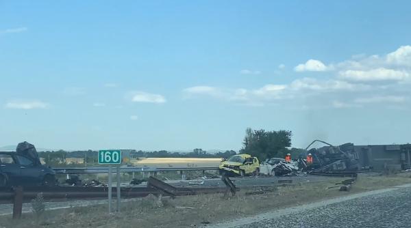 Bulgaria. Accident mortal pe autostradă. Un TIR a distrus mai multe mașini și a luat foc (VIDEO)