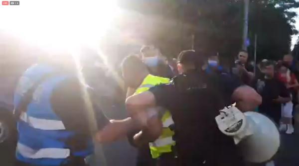 Protest în Piața Victoriei. Oamenii s-au bătut cu jandarmii după ce au primit ultimatum să părăsească Piața. Ultimă oră
