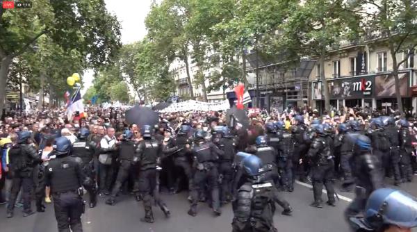 Protest VIOLENT la Paris de ziua Franței. Manifestanții se confruntă cu jandarmii