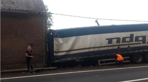 Belgia. Remorca unui camion, condus de un român, a intrat în zidul unei case 