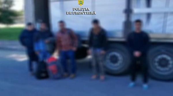 Nouă străini au încercat să iasă ilegal din România. Erau ascunși în două camioane 