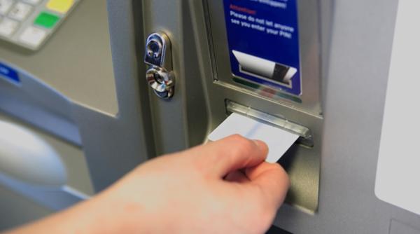 Anunț pentru clienții BCR: Sistemul de carduri va fi OPRIT. Cum pot lua legătura românii din străinătate cu banca