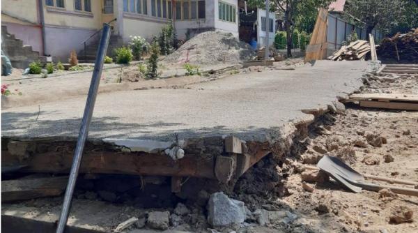 Copil român, prins sub un perete care s-a dărâmat: Pompierii, misiune exremă