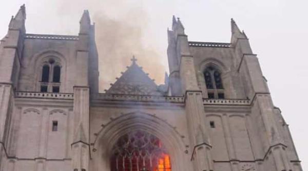 Franța. ARDE CATEDRALA ducilor, din Nantes: Incendiul, la un an după tragedia de la Notre Dame
