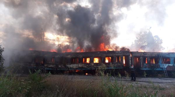 Incendiu de proporții în București: Ard vagoane de tren