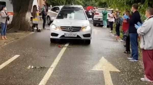 Momente sfâșietoare. Asistentul român, ucis de Covid, așteptat de colegi cu flori și în ropote de aplauze (VIDEO)