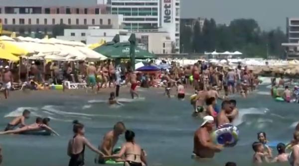Vacanță fără reguli pe litoralul românesc: Şezlong lângă şezlong, cearşaf lângă cearşaf și distanţare zero