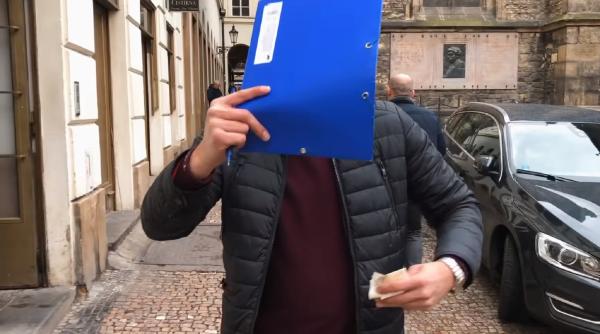 Cehia. Escroci români, dați în vileag la Praga: „Du-te dracu!” (VIDEO)