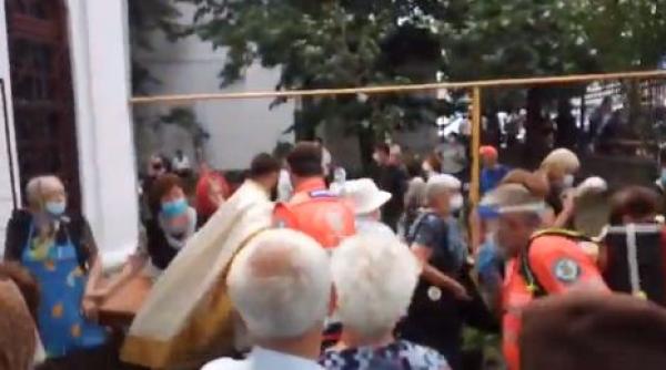 Slujbă cu sute de români, întreruptă de poliţie. Un preot a leşinat