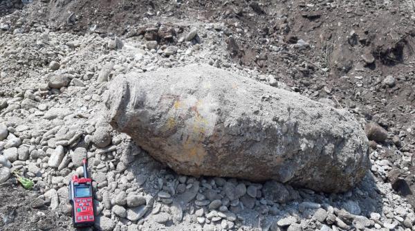 SUTE de oameni, evacuaţi din magazine şi împrejurimi, după ce o bombă  de 200 kilograme a fost găsită la Ploieşti