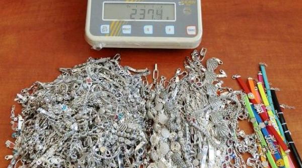 Poliţiştii bulgari, şocaţi de ce au găsit în maşina unei familii de români. Erau ascunse bine sub bagaje