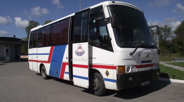 ZECI de pasageri dintr-un autobuz, luaţi ostatici de un bărbat. Ameninţă că are arme şi explozibil asupra sa