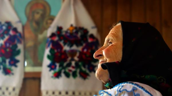 Femeie de 70 de ani, dată afară din apartament de propriul fiu pe care l-a întreținut. Polițiștii au găsit-o plângând pe scară