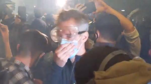 SUA. Proteste anti-rasism în Portland. Primarul oraşului, printre manifestanţii fugăriţi cu gaze lacrimogene de forţele de ordine - VIDEO