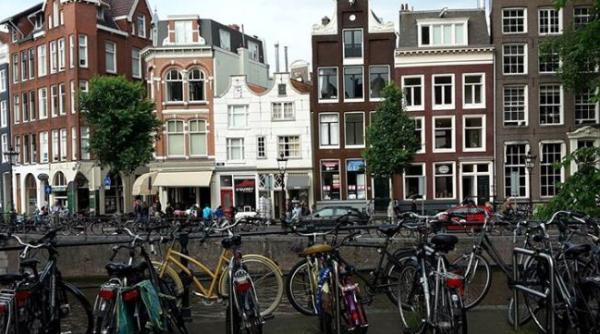 Turiştii, sfătuiţi de autorităţile din Amsterdam să stea departe: "Corona şi turismul nu merg bine împreună"
