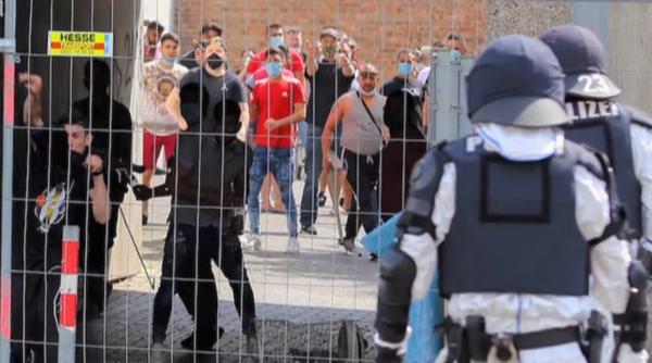 Germania: Peste 100 de muncitori români dintr-un focar de covid au fugit din carantină și au revenit în România