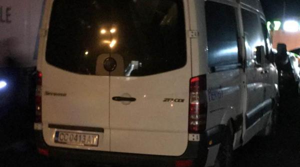 Microbuzele cu cel mult nouă locuri pot face ride-sharing: „Legea Uber“, promulgată de Iohannis