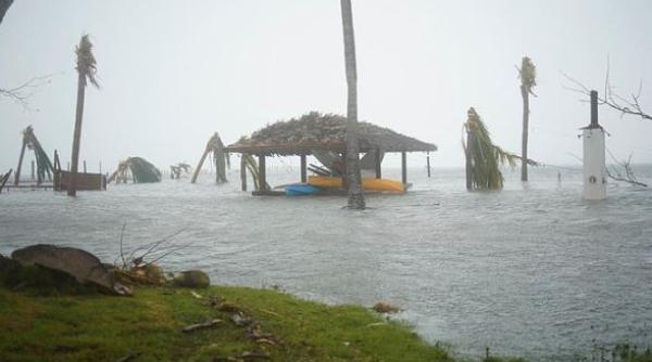 MAE, atenţionare pentru românii care călătoresc în Barbados şi statele învecinate: ALERTĂ pentru uraganul Gonzalo