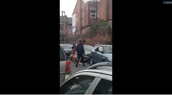 Englezii, TERORIZAȚI. Clanurile de romi s-au BĂTUT cu bâte și pietre în mijlocul orașului