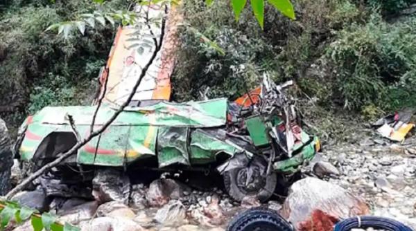 Cel puţin 15 morţi şi zeci de răniţi după ce un autobuz s-a răsturnat într-o prăpastie