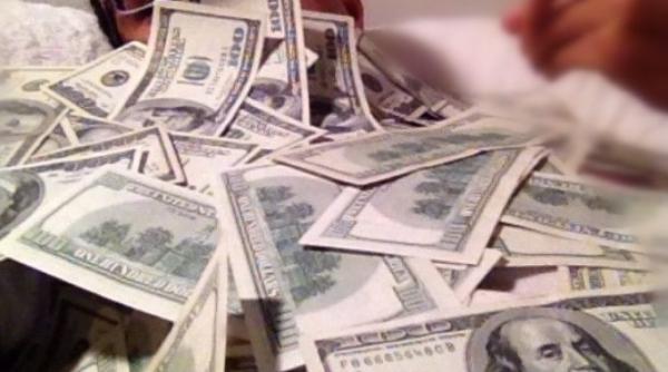 Un tânăr român a încercat să schimbe dolari falși la un Exchange din Tecuci