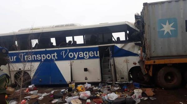 Accident TERIBIL între un microbuz şi un camion. 22 de oameni au MURIT şi alţi 21 au fost răniţi