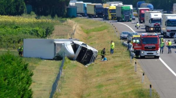 Italia. Șofer român rănit grav, după ce TIR-ul său s-a răsturnat într-un șanț de pe A14